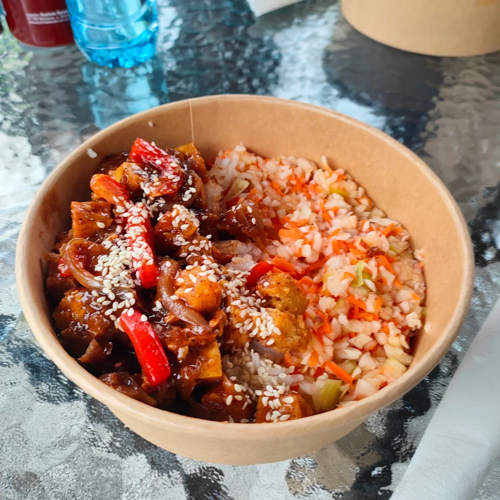 Rice bowl w gęstym, czerwonym sosie – Rice Me Up!