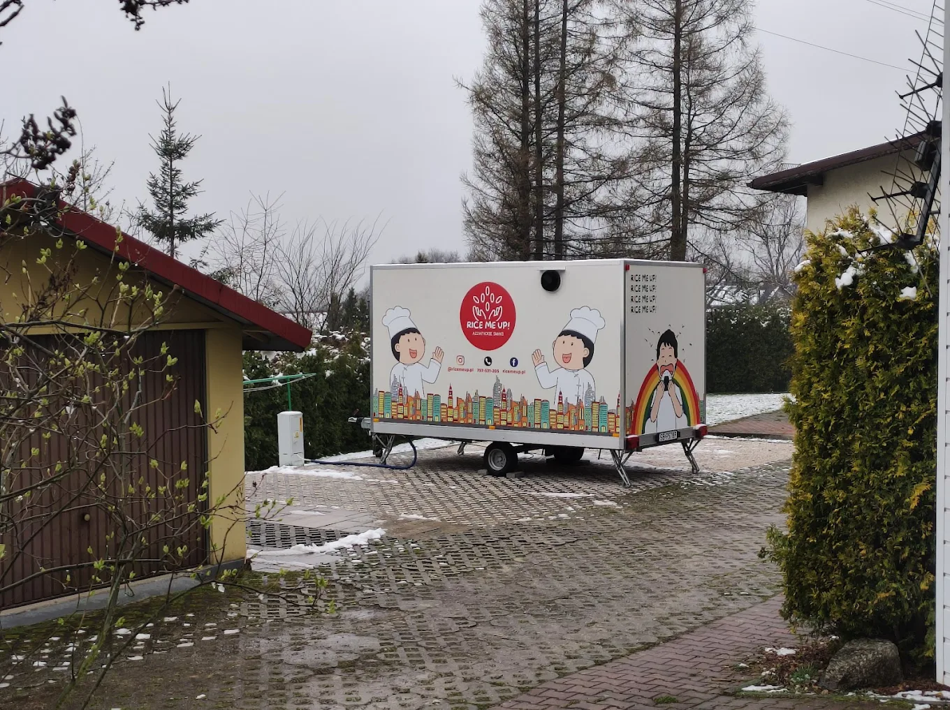 Wjazd na teren foodtrucka Rice Me Up! przy ul. Monterskiej w Bielsku-Białej