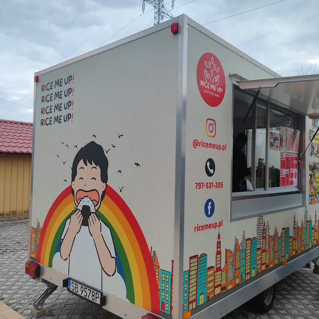 Foodtruck Rice Me Up! – widok z boku z grafiką tęczy