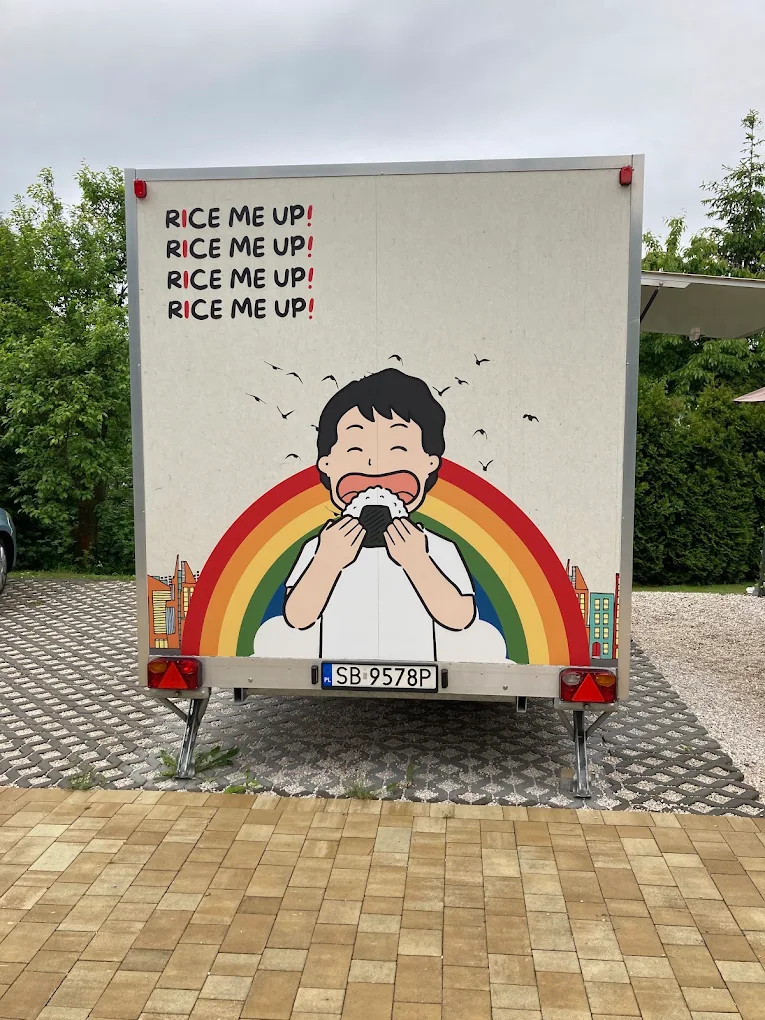 Foodtruck Rice Me Up! z grafiką tęczy – Bielsko-Biała, Mikuszowice