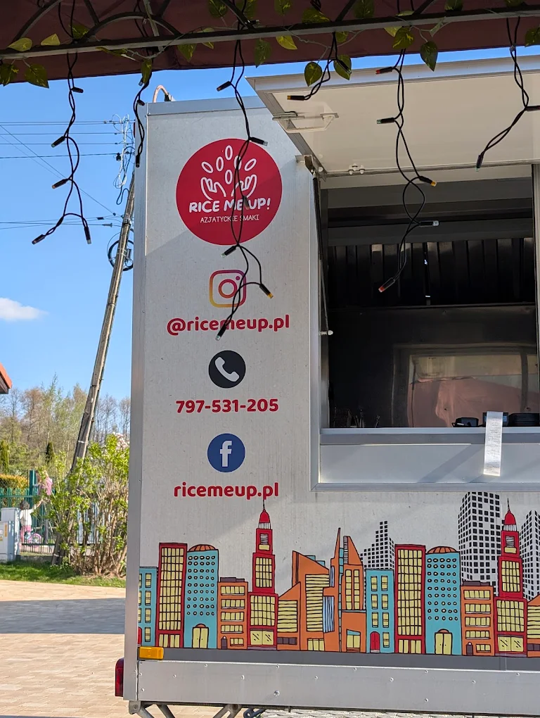 Okno foodtrucka Rice Me Up! z tablicami menu