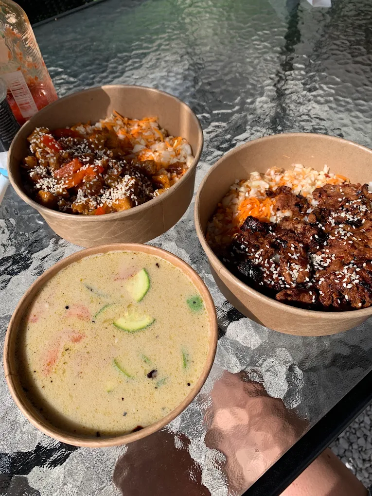 Rice bowle Rice Me Up! podane na stole z sosami