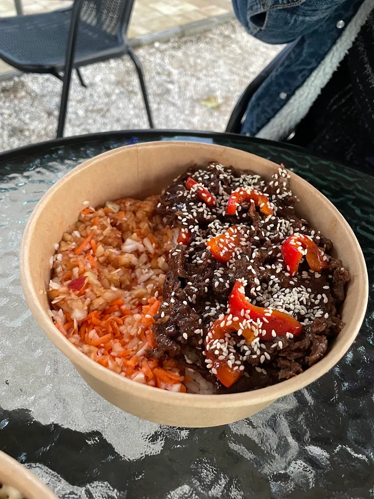 Black Pepper Bowl – mięso w sosie z czarnego pieprzu z papryką i cebulą