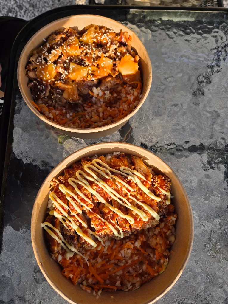 Chicken bowl z sosem tonkatsu i japońskim majonezem – Rice Me Up!
