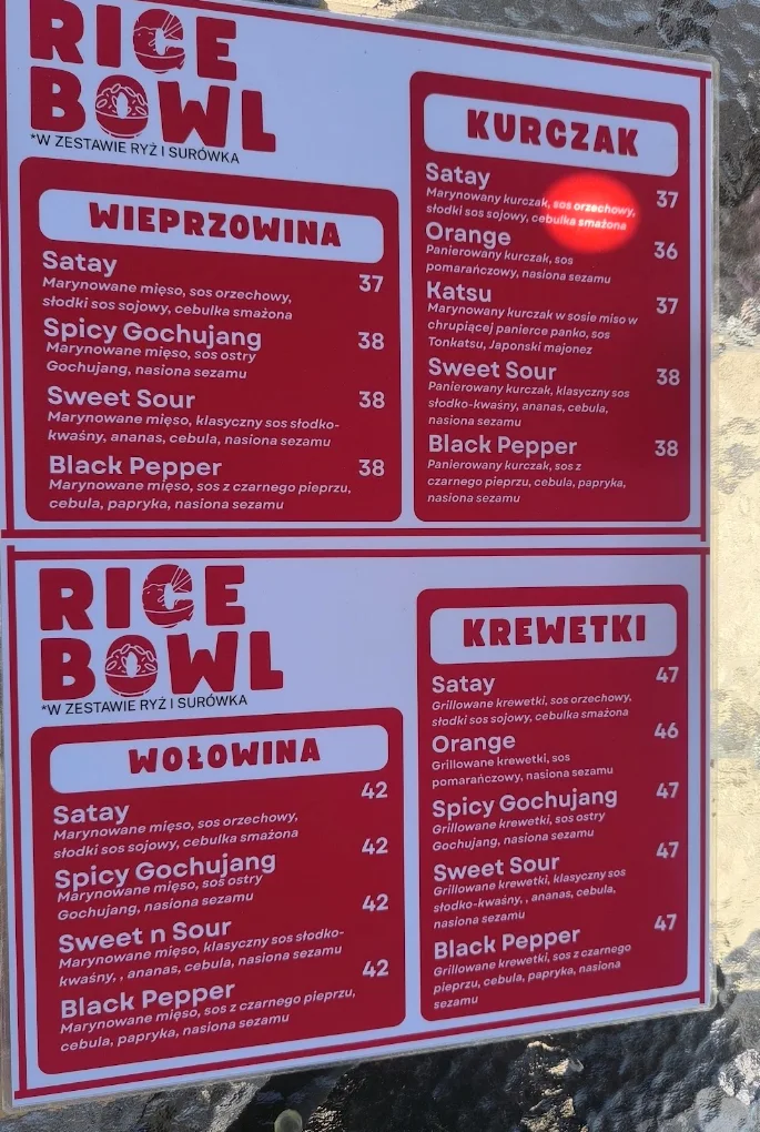 Oryginalna tablica menu Rice Me Up! z cenami rice bowli